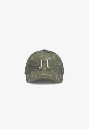 Boné de beisebol camuflado feito de tecido com superfície texturizada. Apresenta um logo "II" em relevo de cor clara na parte da frente.