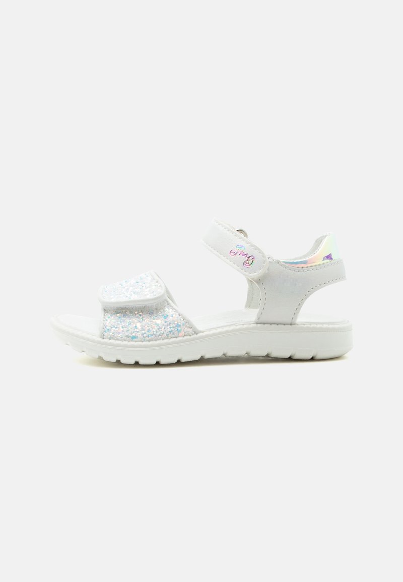 Sandale blanche pour enfants avec bride avant pailletée, bride de cheville ajustable et semelle rembourrée sur fond clair uni.