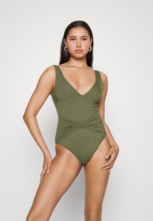 Maiô verde-oliva com decote em V profundo, alças largas e detalhes drapeados nas laterais. Tecido suave e elástico com um corte justo.