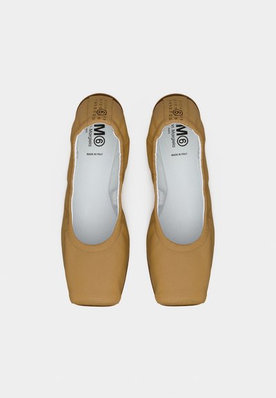 Ζευγάρι γυναικείων μπαλαρινιών από καφέ δέρμα με τετράγωνη μύτη, ελαστικές άκρες, επώνυμα πέλματα και εκτύπωση "Κατασκευασμένο στην Ιταλία" στο εσωτερικό.