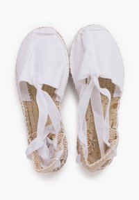 Espadrillas bianche in tela con suole morbide e intrecciate. Presentano lacci a nastro e una punta rotonda, accentuate da dettagli in juta intrecciata.