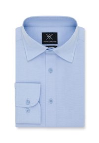 Jasnoniebieska koszula z długim rękawem z guzikami, z kołnierzykiem typu spread, pojedynczą kieszenią na piersi i gładką fakturą. Oferuje dopasowane guziki oraz etykietę z marką.