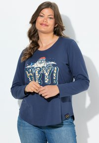 Námornícky dlouhý rukáv tričko vyrobené z měkké látky, s barevným grafickým zobrazením ledního medvěda a nápisem "HEY!" v tučných bílých písmenech.