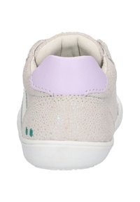 Sneaker met een getextureerde lichtroze bovenkant, lila hieltab, en witte rubberen zool. Bevat subtiele glitters en groene stiksels.