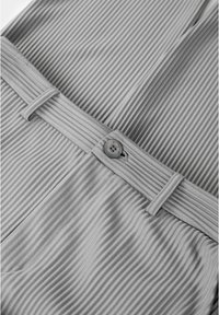 Hellgraue, gestreifte Stoffhose mit flachem Frontdesign, Gürtelschlaufen und einem Knopfverschluss. Mit vertikalen Rippungen strukturiert.