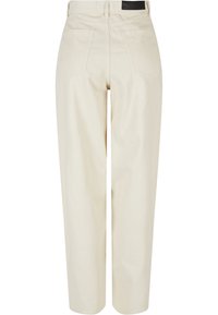 Crème-kleurige corduroy broek met een rechte snit, voorzien van achterzakken en een middelhoge taille. Zachte textuur met verticale ribbels.