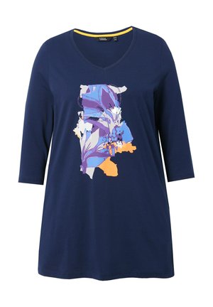 Dunkelblaues V-Ausschnitt-T-Shirt mit Dreiviertelärmeln. Verfügt über ein mehrfarbiges abstraktes Design in Lila, Blau, Orange und Weiß. Baumwollstoff.