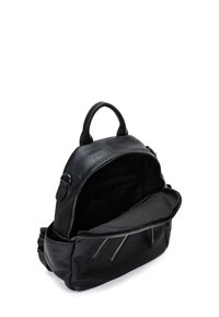 Zaino in pelle nera con finitura testurizzata, manico superiore e tasche anteriori con zip. L'interno aperto presenta una fodera nera liscia.
