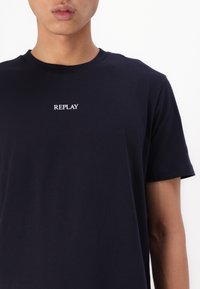 Replay Basic póló - night blue