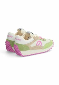 Sneakers con tomaia in mesh e suede, caratterizzati da colori beige, verde e rosa. Suola in gomma con tacchetti prominenti per una buona aderenza. Dettaglio del logo ben visibile.