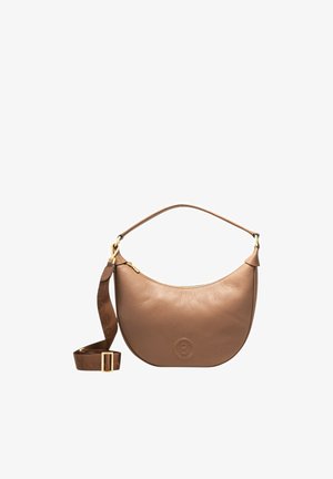 Brun læder skuldertaske med en buet form, guldfarvet metaludstyr og en aftagelig rem. Har et logo præget på forsiden.