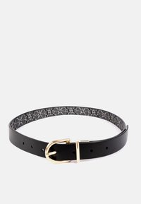Cintura in pelle nera con fibbia in metallo dorato, dotata di una fodera interna decorata in grigio e bianco con motivi a fiocco. Regolabile con diversi fori.