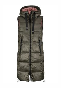 Veste longue matelassée sans manches vert olive avec fermeture éclair devant, capuche doublée de rose, cordons noirs et poches latérales zippées.