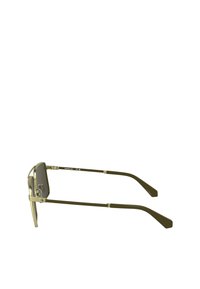 Occhiali da sole con una design rettangolare e lenti grigie. Montatura in metallo dorato con steli sottili. Dettagli intricati vicino alla cerniera.