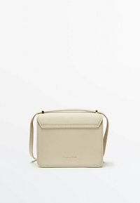 Borsa a tracolla sintetica beige con forma rettangolare, chiusura a pattina e una cintura regolabile sottile. Presenta cuciture sottili e un logo.