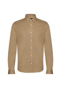 Svetlohnedá košeľa s dlhým rukávom a golierom na gombíky, s hladkým povrchom a kontrastnými svetloružovými gombíkmi pozdĺž prednej časti.