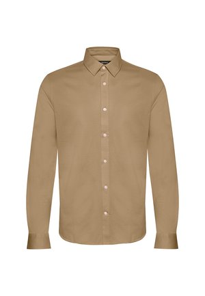 Hele pruun pikkade varrukatega särk, millel on nööbist kaelus, sile tekstuur ja kontrastsed heledad roosad nööpide rida ees.