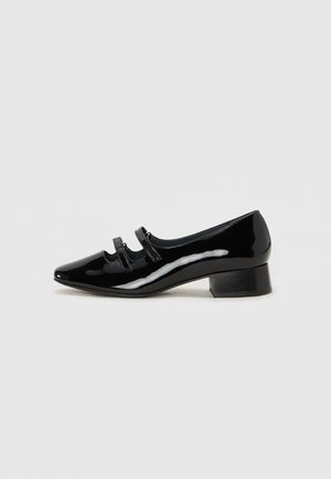 Shoe preto em verniz com bico apontado, salto baixo quadrado e três tiras decorativas na parte da frente. Textura suave e brilhante.