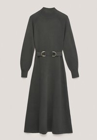 Robe longue à manches longues gris foncé avec un col montant et une ceinture à la taille comportant des doubles anneaux en métal. Fabriquée en maille douce avec une coupe décontractée.