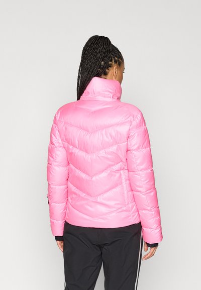 Φούξια φουσκωτό μπουφάν με διαγώνιο ραφές; ψηλό γιακά; ελαφρύ, γυαλιστερό υλικό; εφαρμογή που αγκαλιάζει το σώμα; διαθέτει ελαστικές μανσέτες και τσέπες.