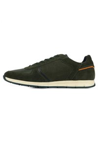 Sneaker verde scuro realizzato in suede, con pannello laterale perforato, dettagli neri e una suola in gomma beige con un motivo testurizzato.