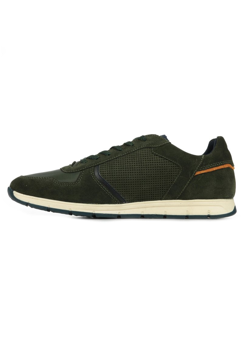 Sneaker verde scuro realizzato in suede, con pannello laterale perforato, dettagli neri e una suola in gomma beige con un motivo testurizzato.