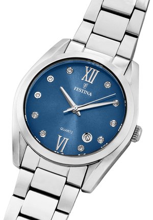 Orologio in acciaio inossidabile argentato con quadrante blu, numeri romani a 12 e 6, e sei accenti di pietra. Movimento al quarzo con indicatore della data.