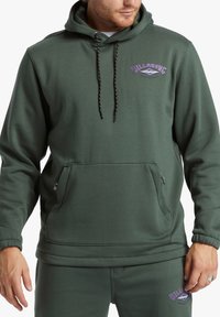 Felpa con cappuccio verde realizzata in tessuto morbido, con tasca anteriore a marsupio, lacci neri e logo ricamato viola.