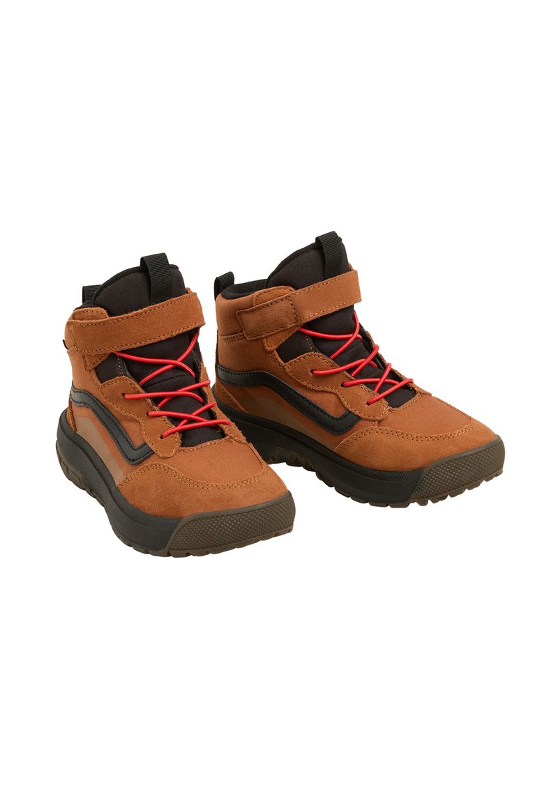 Braune Wildleder-Hochschnitt-Stiefel mit schwarzen Akzenten, roten Schnürsenkeln und einem Klettverschluss. Strukturierte Gummisohlen sorgen für Traktion.