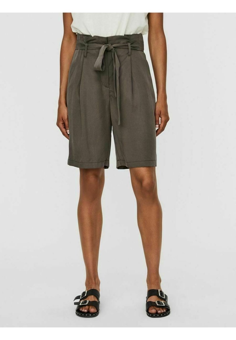 Vihreät, korkeavyötäröiset shortsit kevyestä materiaalista, joissa on sidottava vyötärö ja pleatit rentoa istuvuutta varten. Tasainen etuosa.