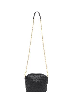 Borsa nera in pelle intrecciata con tracolla in metallo dorato e manico corto in pelle, caratterizzata da una parte superiore arrotondata e una chiusura con zip.