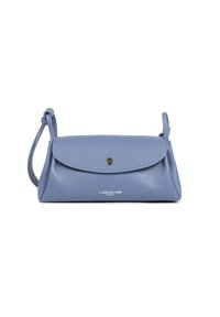 Sac crossbody en cuir bleu avec fermeture à rabat, texture lisse et logo argenté à l'avant. Comprend une bandoulière réglable.