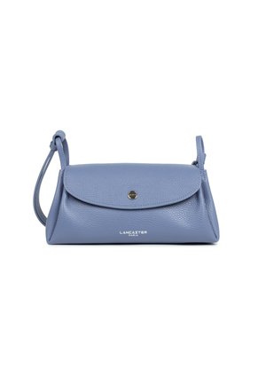 Borsa a tracolla blu in pelle con chiusura a pattina, texture liscia e logo argento sul fronte. Include una tracolla regolabile.