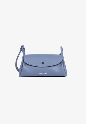 Blaue Leder-Crossbody-Tasche mit Klappenverschluss, glatter Textur und silbernem Logo auf der Vorderseite. Inklusive verstellbarem Tragegurt.