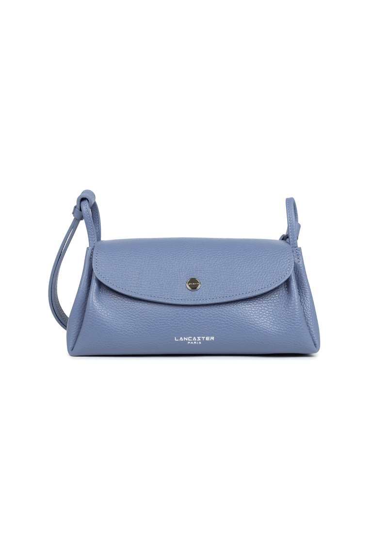 Sac crossbody en cuir bleu avec fermeture à rabat, texture lisse et logo argenté à l'avant. Comprend une bandoulière réglable.