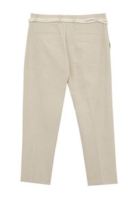 Beige maßgeschneiderte Hose mit vertikalen Nähten, hinteren Paspeltaschen und einem geflochtenen weißen Seilgürtel, der durch die Gürtelschlaufen gezogen ist.