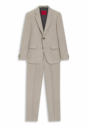 Beiger Anzug mit zweiknöpfigem Blazer, der Revers mit Kerbkragen, Pattentaschen und passende maßgeschneiderte Hosen aufweist, innen im Sakko mit einem roten HUGO-Label versehen.