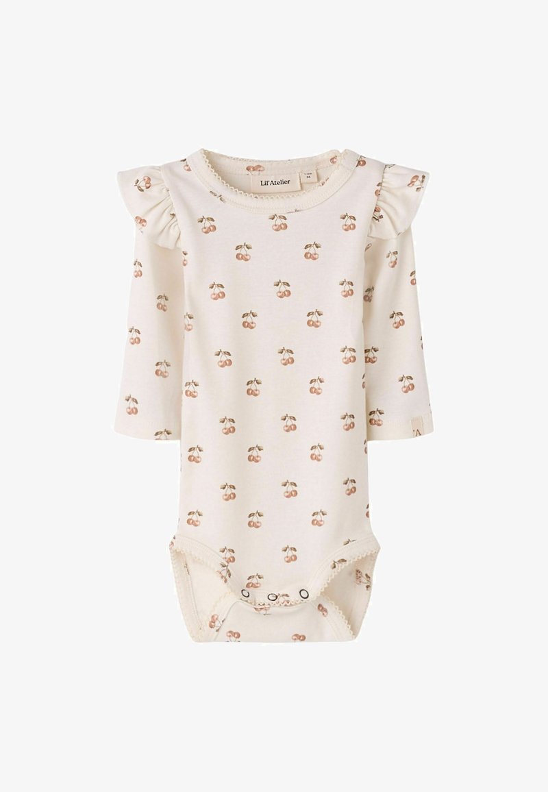 Body manches longues pour bébé de couleur crème avec des épaules à volants et un imprimé de petites cerises roses sur toute la surface, fermeture pressionnée au bas.