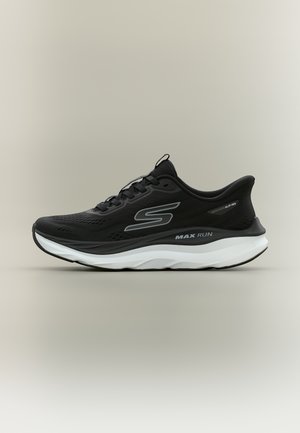 Chaussure de course noire avec semelle blanche, logo Skechers sur le côté, texte "MAX RUN" sur la semelle intermédiaire, et détail "Skechers Slip-ins" près du talon.