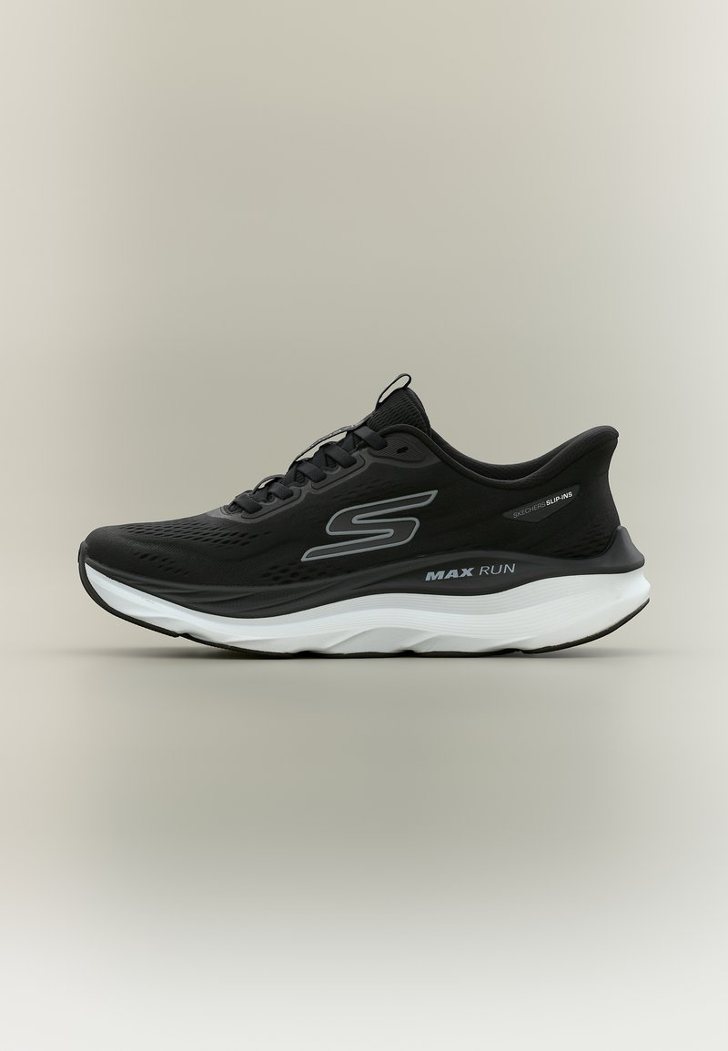 Chaussure de course noire avec semelle blanche, logo Skechers sur le côté, texte "MAX RUN" sur la semelle intermédiaire, et détail "Skechers Slip-ins" près du talon.