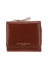 Portefeuille en cuir marron à la texture lisse, avec un logo doré et un compartiment latéral zippé. Forme rectangulaire compacte avec une fermeture à rabat.