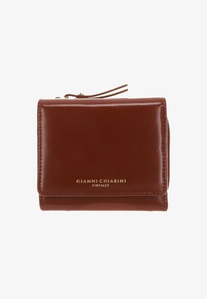 Portefeuille en cuir marron à la texture lisse, avec un logo doré et un compartiment latéral zippé. Forme rectangulaire compacte avec une fermeture à rabat.