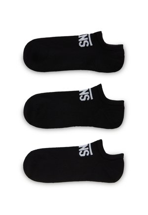 Schwarze Knöchelsocken mit einem soliden Design, die ein weißes Logo am Bund aufweisen. Der Stoff scheint weich und dehnbar zu sein. Drei Paare sind ausgestellt.