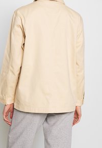 Monki Tunn jacka - beige