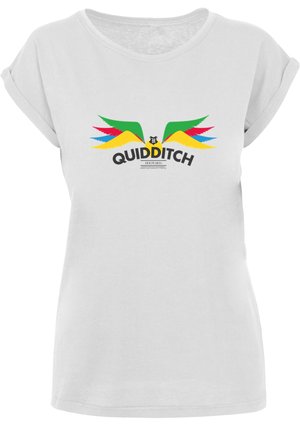 Biely tričko s rolovanými rukávmi, ktoré obsahuje farebnú grafiku Quidditch, vrátane zelených, červených, žltých a modrých dizajnov krídel a čierneho textu.