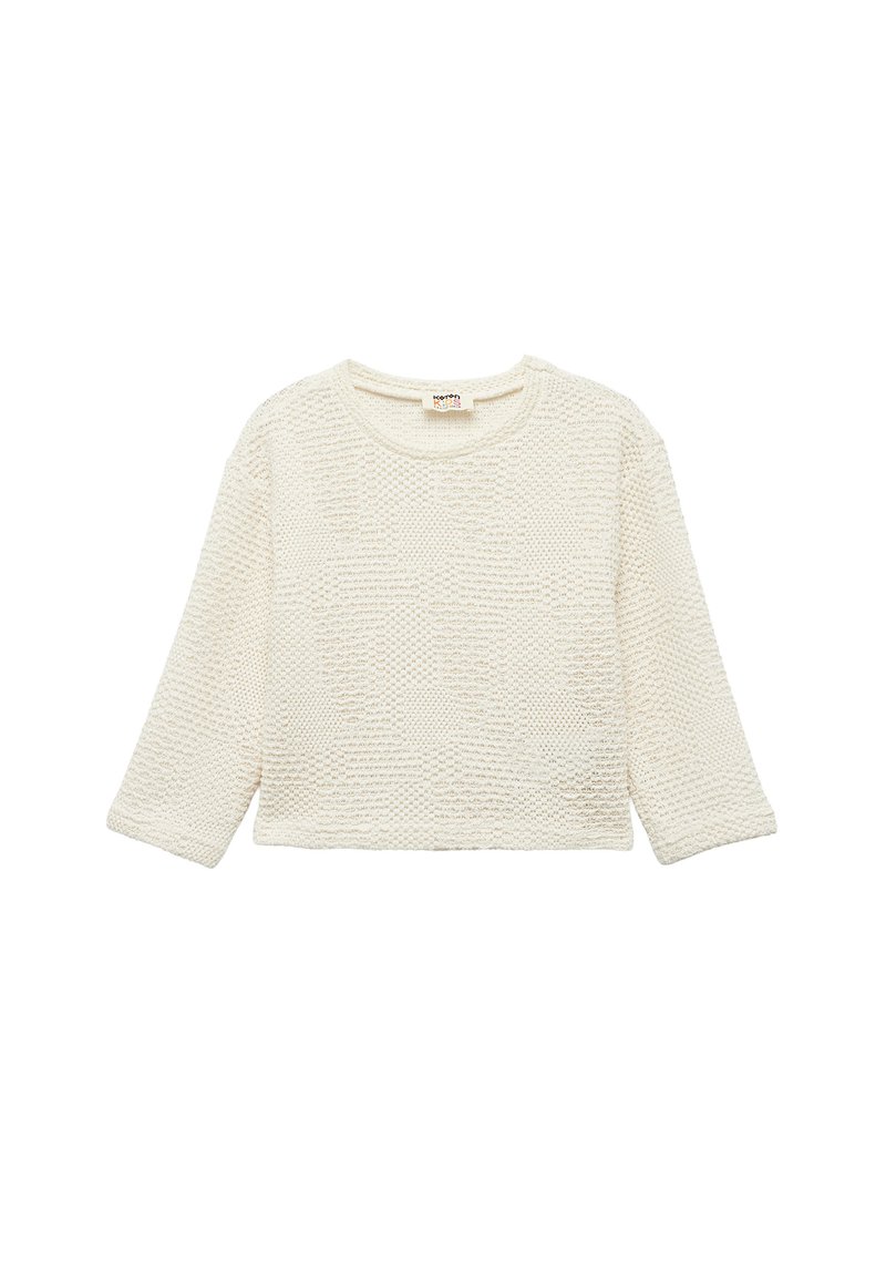 Lekki, krótki sweter w kolorze off-white, z fakturowanym wzorem dzianiny i szerokimi, trzyczwartowymi rękawami. Okrągły dekolt i luźny krój.