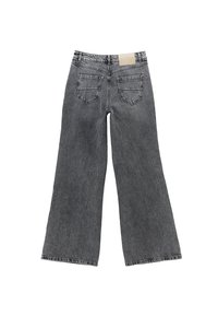 Pantalones de mezclilla gris de pierna ancha con cintura alta, que cuentan con dos bolsillos traseros, un ligero desgastado y una etiqueta cosida en la cintura.
