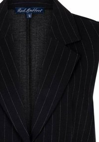 Zwarte pinstripe blazer met notch-lapels, maat Medium label, en een zichtbaar Red Button merklabel.