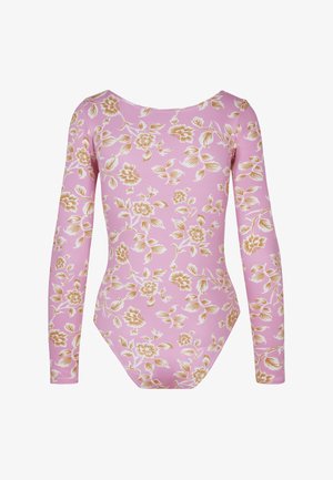 Roze body met lange mouwen met een beige-wit bloemenpatroon, voorzien van een ronde halslijn en een aansluitende pasvorm.