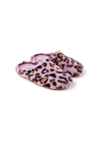 Chaussons en fausse fourrure avec un imprimé léopard rose et marron, dotés d'un intérieur en peluche et d'une semelle de couleur claire. Design sans lacets ni sangles, à enfiler.